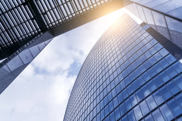 Finans bölgesi gökdelen camının alçak açılı görüntüsü