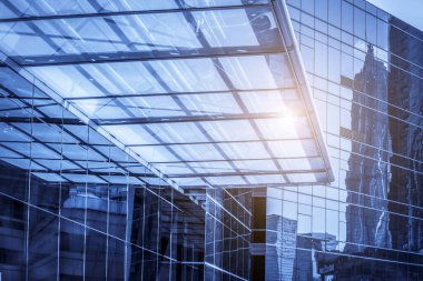 Gökdelenlerin alçak açılı mimari camları