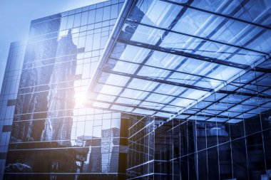 Gökdelenlerin alçak açılı mimari camları