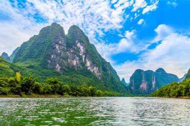 Guilin, Yangshuo, dağların ve nehirlerin güzel manzarası.