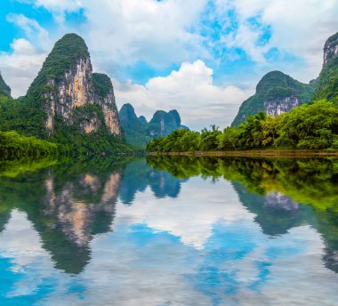 Guilin, Yangshuo, dağların ve nehirlerin güzel manzarası.