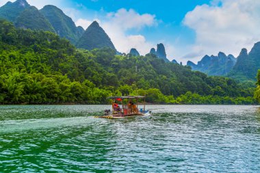 Guilin, Yangshuo, dağların ve nehirlerin güzel manzarası.