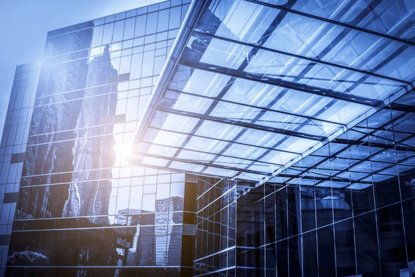 Gökdelenlerin alçak açılı mimari camları