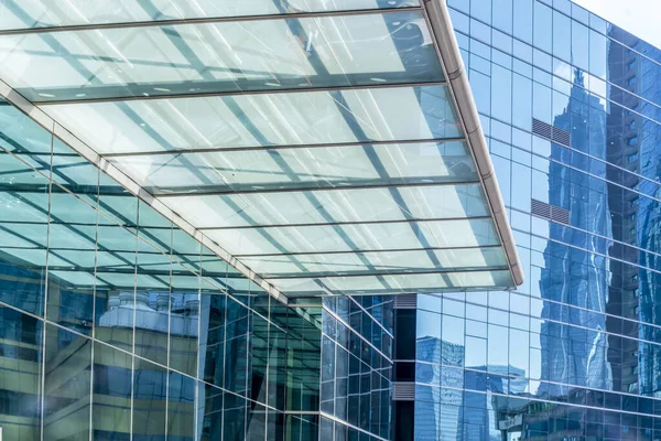 超高層ビル建築用ガラスの低角度ビュー — ストック写真