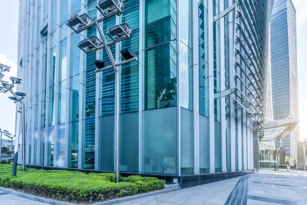 Gökdelenlerin alçak açılı mimari camları