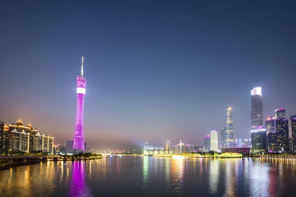 美丽的城市夜景和建筑的天际线 — 图库照片