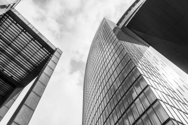 Gökdelenlerin alçak açılı mimari camları