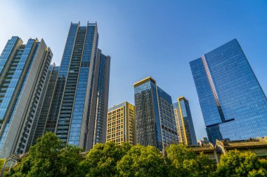 Ticari binanın Şangay Çin 'de düşük açılı bir manzarası var.