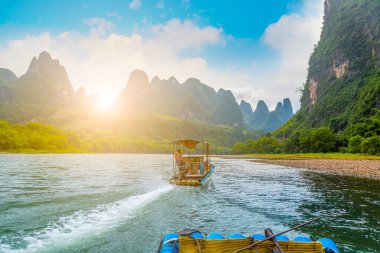 Guilin, Yangshuo, dağların ve nehirlerin güzel manzarası.