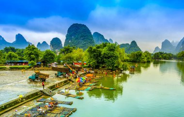 Guilin, Yangshuo, dağların ve nehirlerin güzel manzarası.