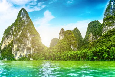 Guili 'deki Lijiang Nehri' nin güzel nehirleri ve manzarası.