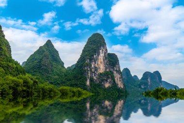 Guili 'deki Lijiang Nehri' nin güzel nehirleri ve manzarası.