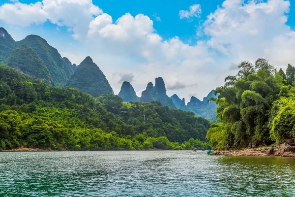 Guilin, Yangshuo, dağların ve nehirlerin güzel manzarası.