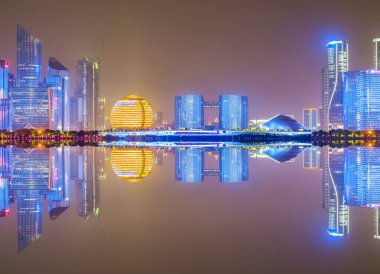 CBD mimarisinin Hangzhou 'daki gece manzarası