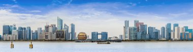 Hangzhou, Çin 'deki kentsel mimari manzaranın ufuk çizgisi.