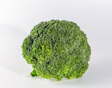 Beyaz arka planda sebze brokolisi