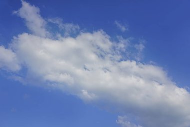 Güneşli gökyüzü mavi gökyüzü ve beyaz bulutlar