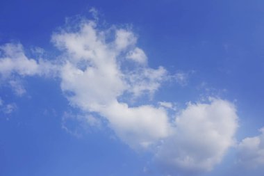 Güneşli gökyüzü mavi gökyüzü ve beyaz bulutlar