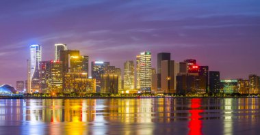 Şehir meydanı, mimari manzara, gece manzarası.