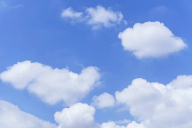 Güneşli gökyüzü mavi gökyüzü ve beyaz bulutlar