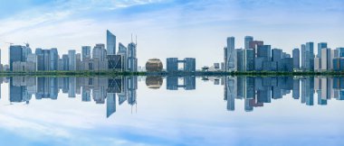 Hangzhou, Çin 'deki kentsel mimari manzaranın ufuk çizgisi.