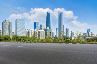 Boş asfalt yol modern ticari bina boyunca inşa edilmiştir.