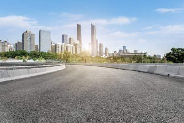 Boş asfalt yol modern ticari bina boyunca inşa edilmiştir.