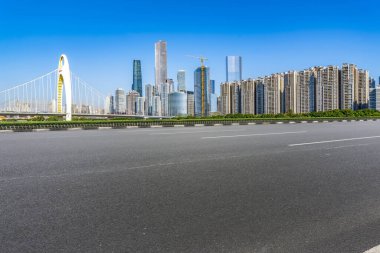 Boş asfalt yol modern ticari bina boyunca inşa edilmiştir.