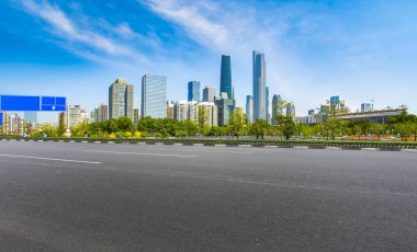 Boş asfalt yol modern ticari bina boyunca inşa edilmiştir.