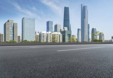 Boş asfalt yol modern ticari bina boyunca inşa edilmiştir.