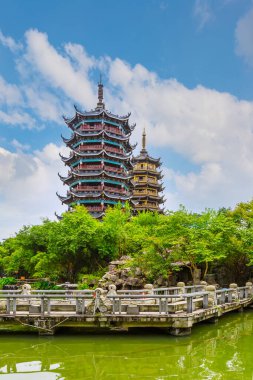 Guilin güneşi ve ay ikiz kuleleri