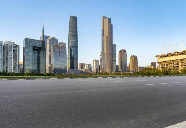 Boş asfalt yol modern ticari bina boyunca inşa edilmiştir.