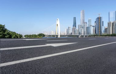 Boş asfalt yol modern ticari bina boyunca inşa edilmiştir.