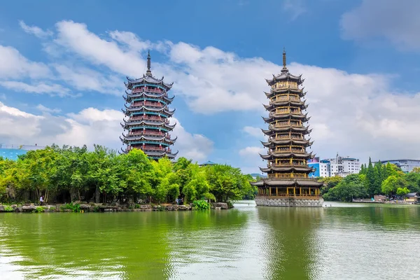 Guilin güneşi ve ay ikiz kuleleri