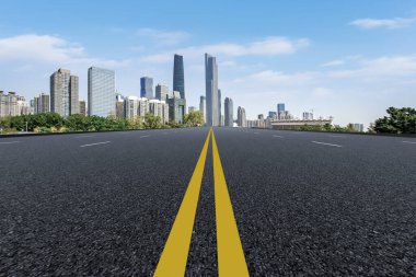 Boş asfalt yol modern ticari bina boyunca inşa edilmiştir.