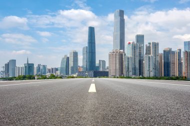 Guangzhou Şehir Meydanı Yolu ve mimari manzara silüeti