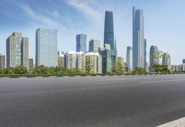 Boş asfalt yol modern ticari bina boyunca inşa edilmiştir.