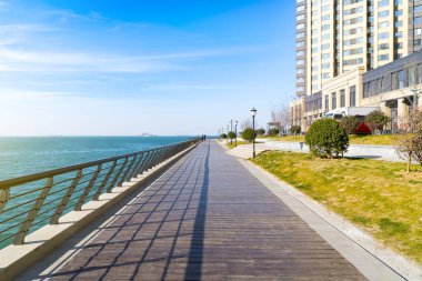 Sahil meydanı manzaralı yürüyüş yolu