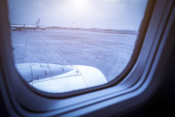 Окно Самолета Голубым Тоном — стоковое фото