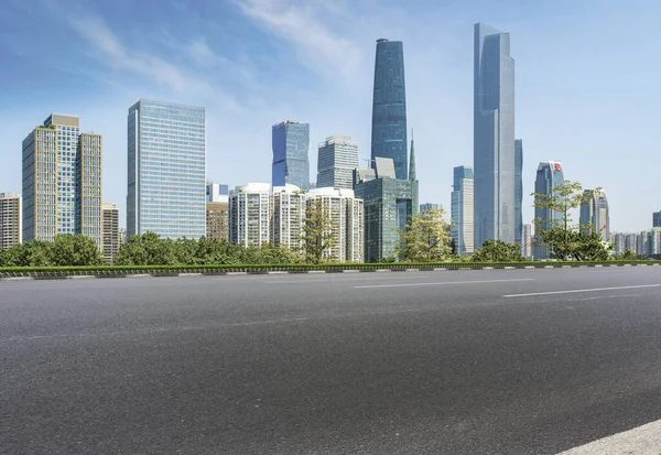 Boş asfalt yol modern ticari bina boyunca inşa edilmiştir.