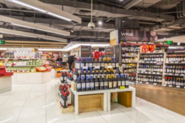 Bulanık süpermarket iç görünümü