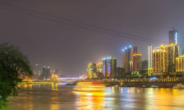 Şehir gecesi ve gökyüzü