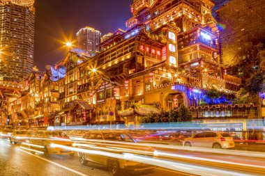 Chongqing 'deki geleneksel mimari manzaranın gece manzarası.