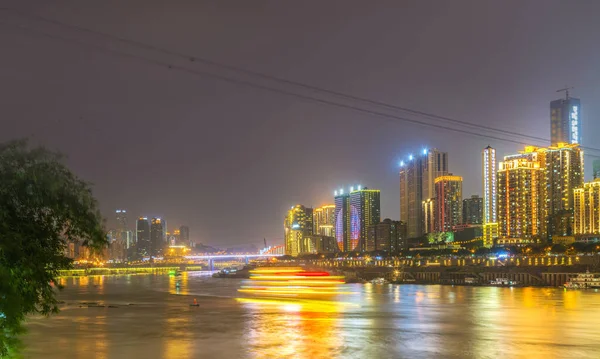 Şehir gecesi ve gökyüzü