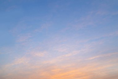 Güneşli gökyüzü mavi gökyüzü ve beyaz bulutlar