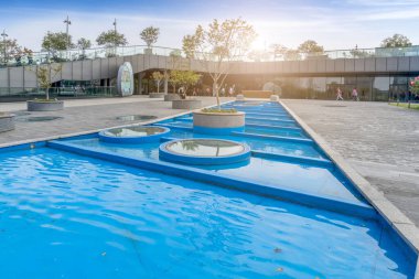 Şehir meydanında su manzarası