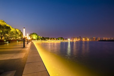 Suzhou Jinji Gölü 'nün gece manzarası