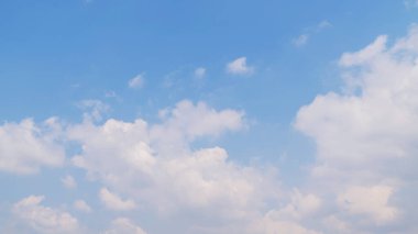 Güneşli gökyüzü mavi gökyüzü ve beyaz bulutlar