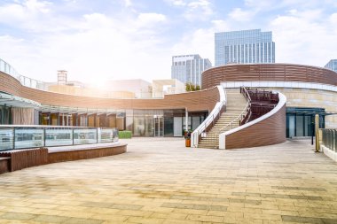 Qingdao şehir merkezi kare bina manzarası ve şehir silüeti