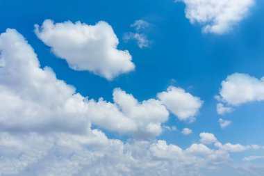 Güneşli gökyüzü mavi gökyüzü ve beyaz bulutlar